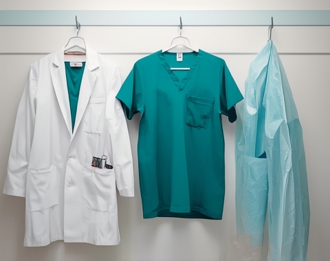 Медицинские халаты: требования, материалы и как выбрать правильный